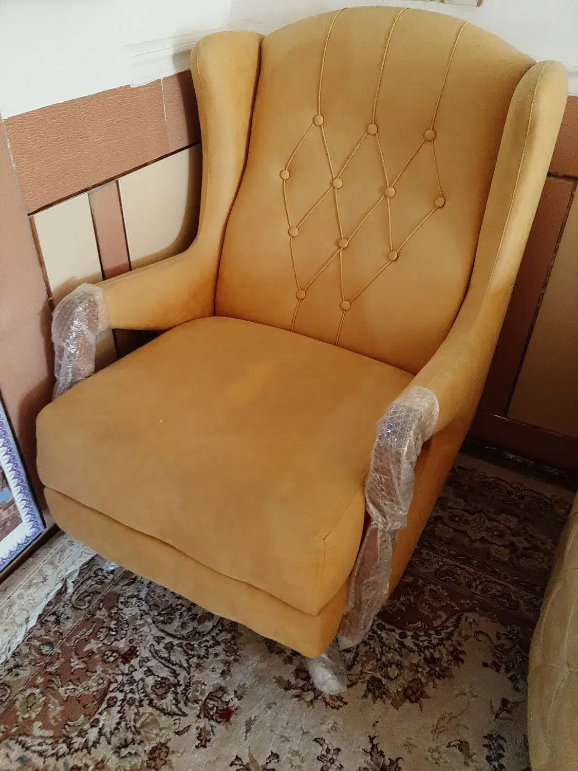 فروش مبل چستر هشت نفره در حد نو بعلت جابجایی|مبلمان خانگی و میز عسلی|فیروزآباد (فارس), |دیوار