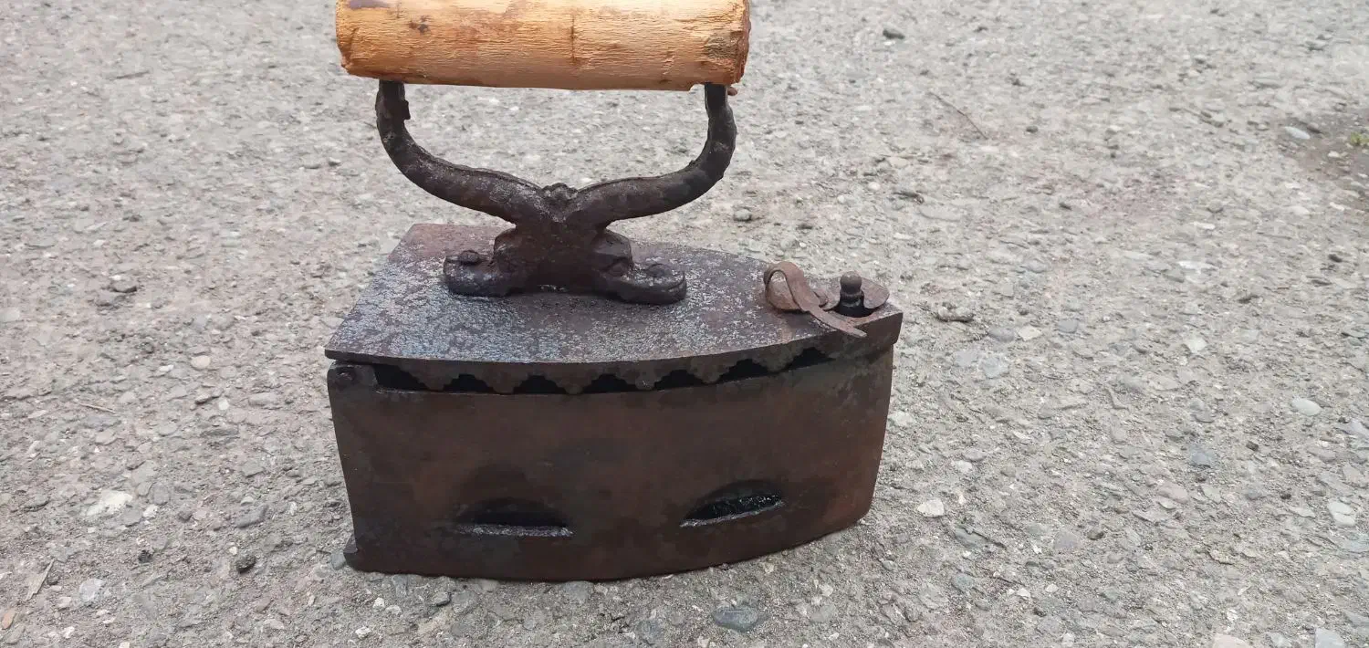 اتو قدیمی عتیقه|کلکسیون اشیاء عتیقه|رودسر, |دیوار