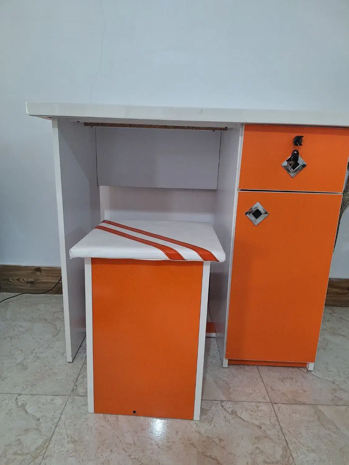 میزتحریر|میز تحریر و کامپیوتر|کومله, |دیوار