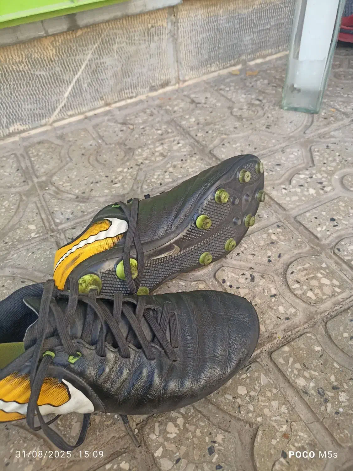 کفش چمن و چمن مصنوعی|تجهیزات ورزشی|تویسرکان, |دیوار