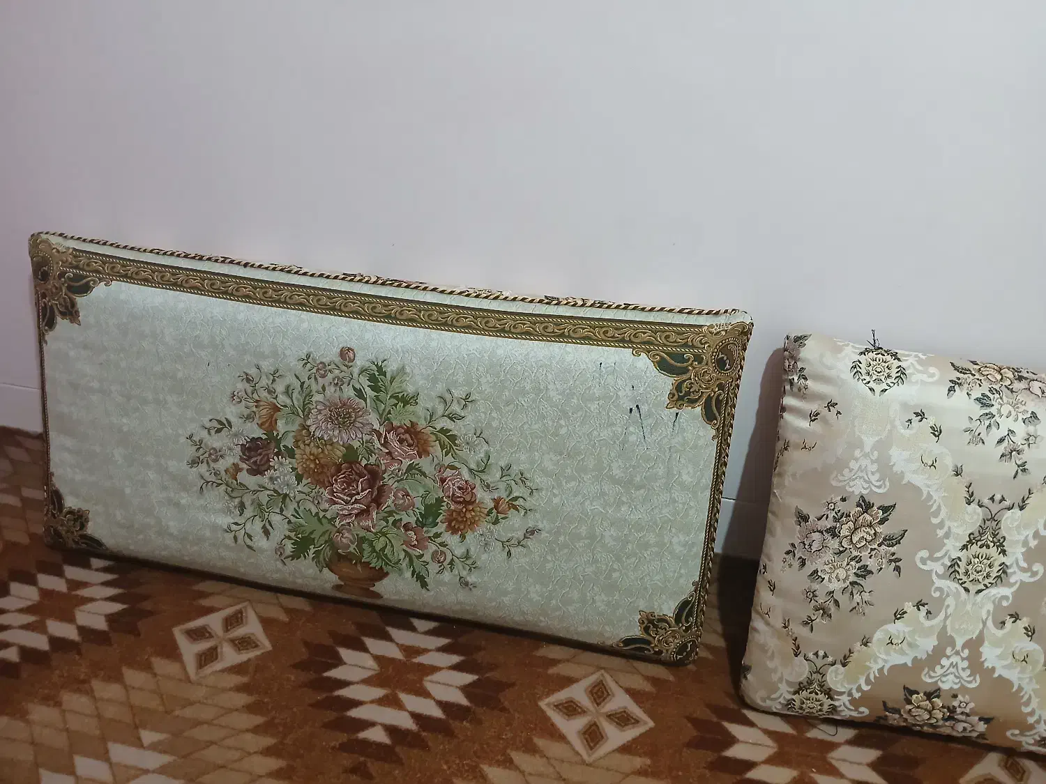 ۲ عدد پشتی|پشتی|فولادشهر, C4|دیوار