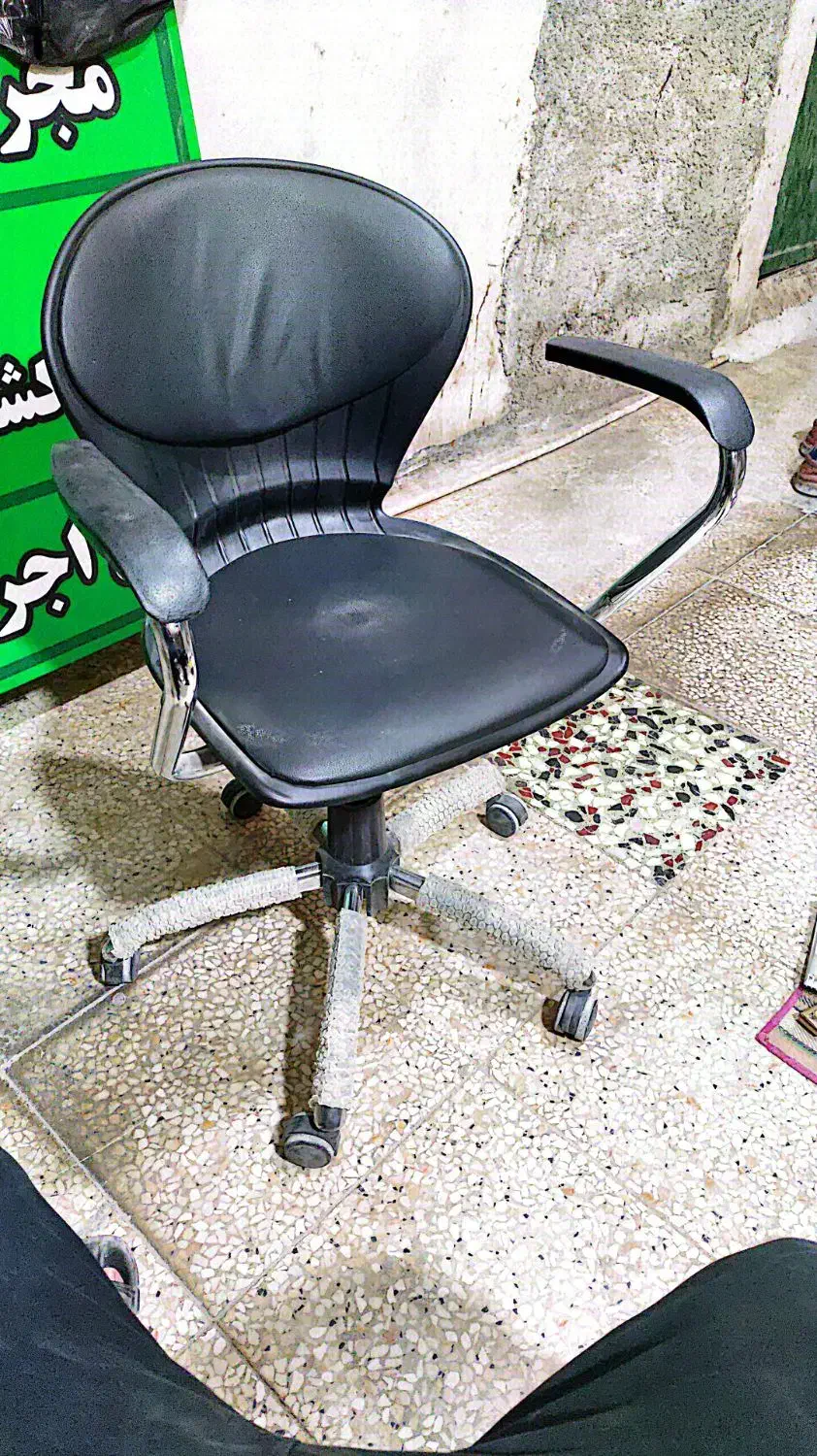 صندلی دسته دار و چرخ دار|صندلی و نیمکت|دهدشت, |دیوار