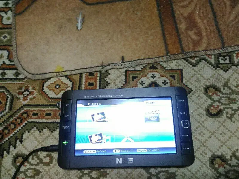 معاوضه تلویزیون رو میزی ۷ اینج فلش ورم خور با گوشی|تلویزیون و پروژکتور|تهران, پرستار|دیوار