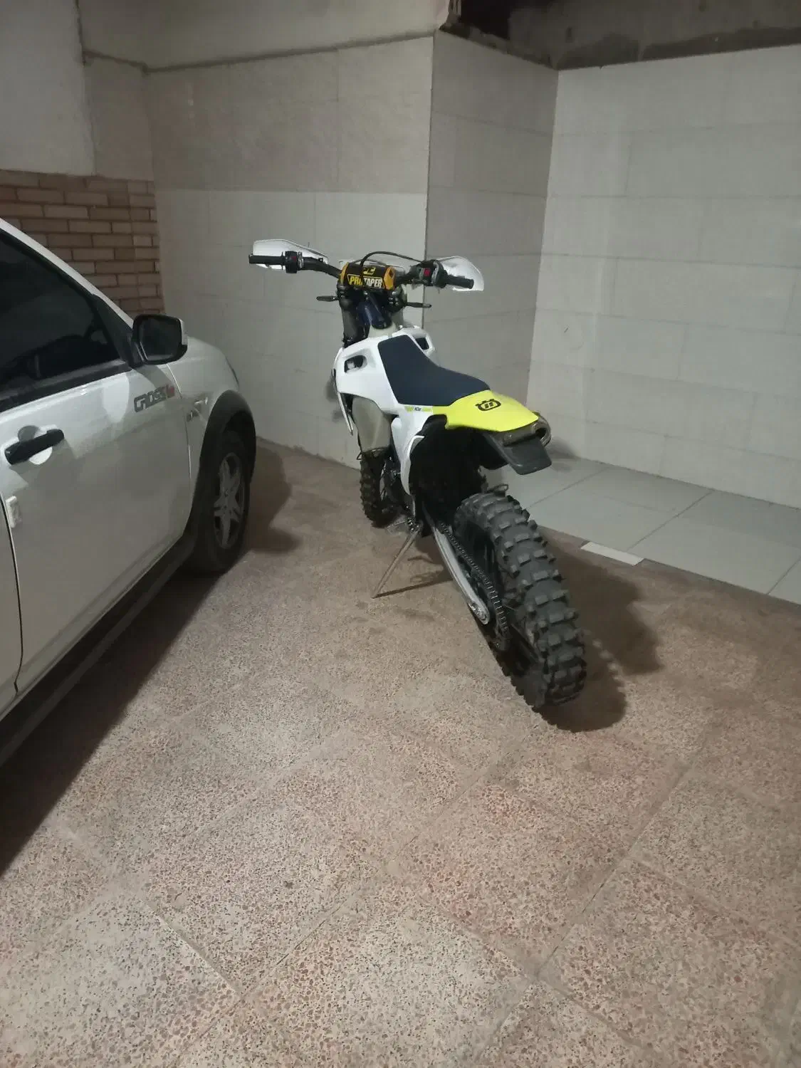 فلات طرح هاسگی|موتورسیکلت|اندیشه, اندیشه فاز ۱|دیوار