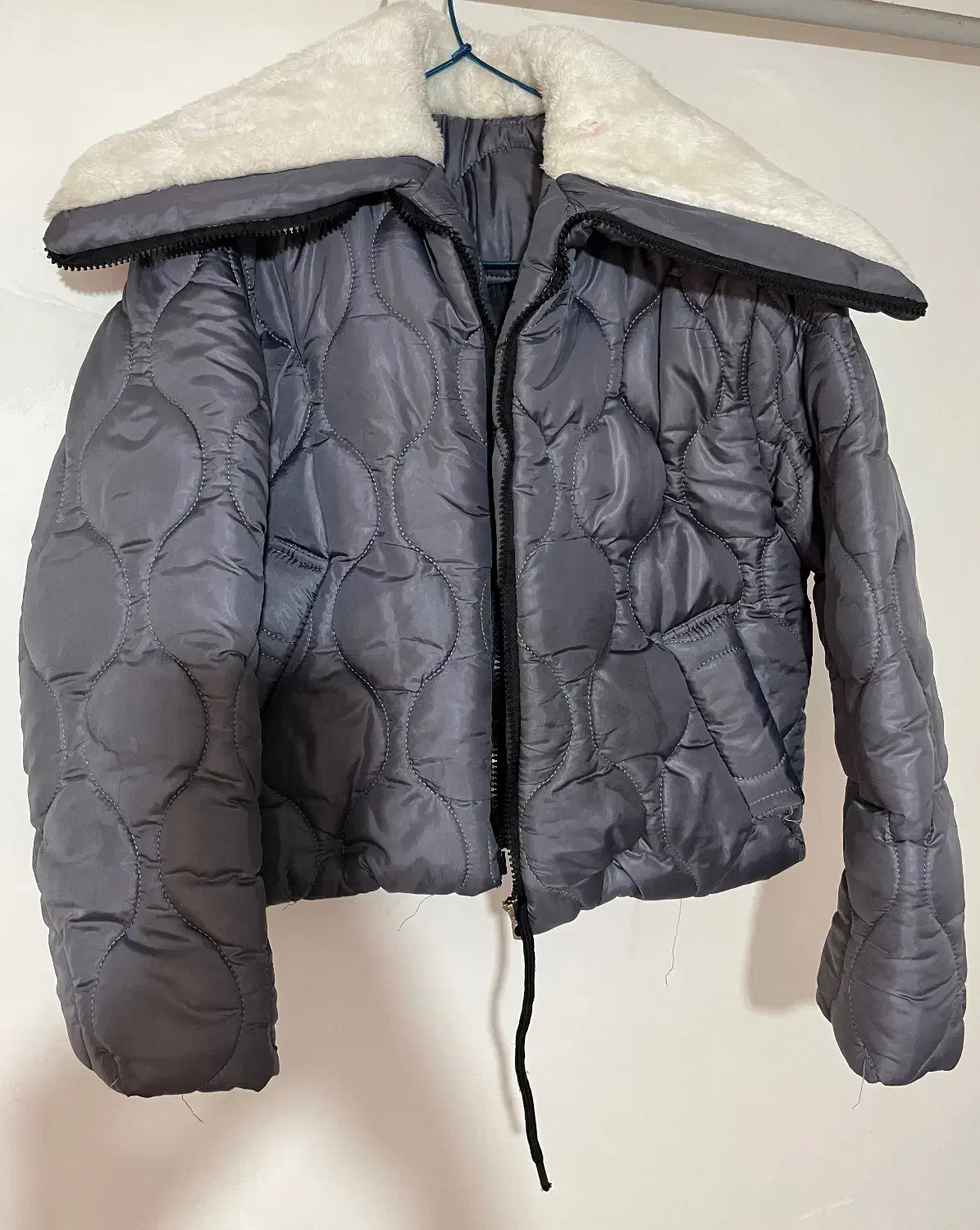 کاپشن|لباس|رشت, گلباغ نماز|دیوار