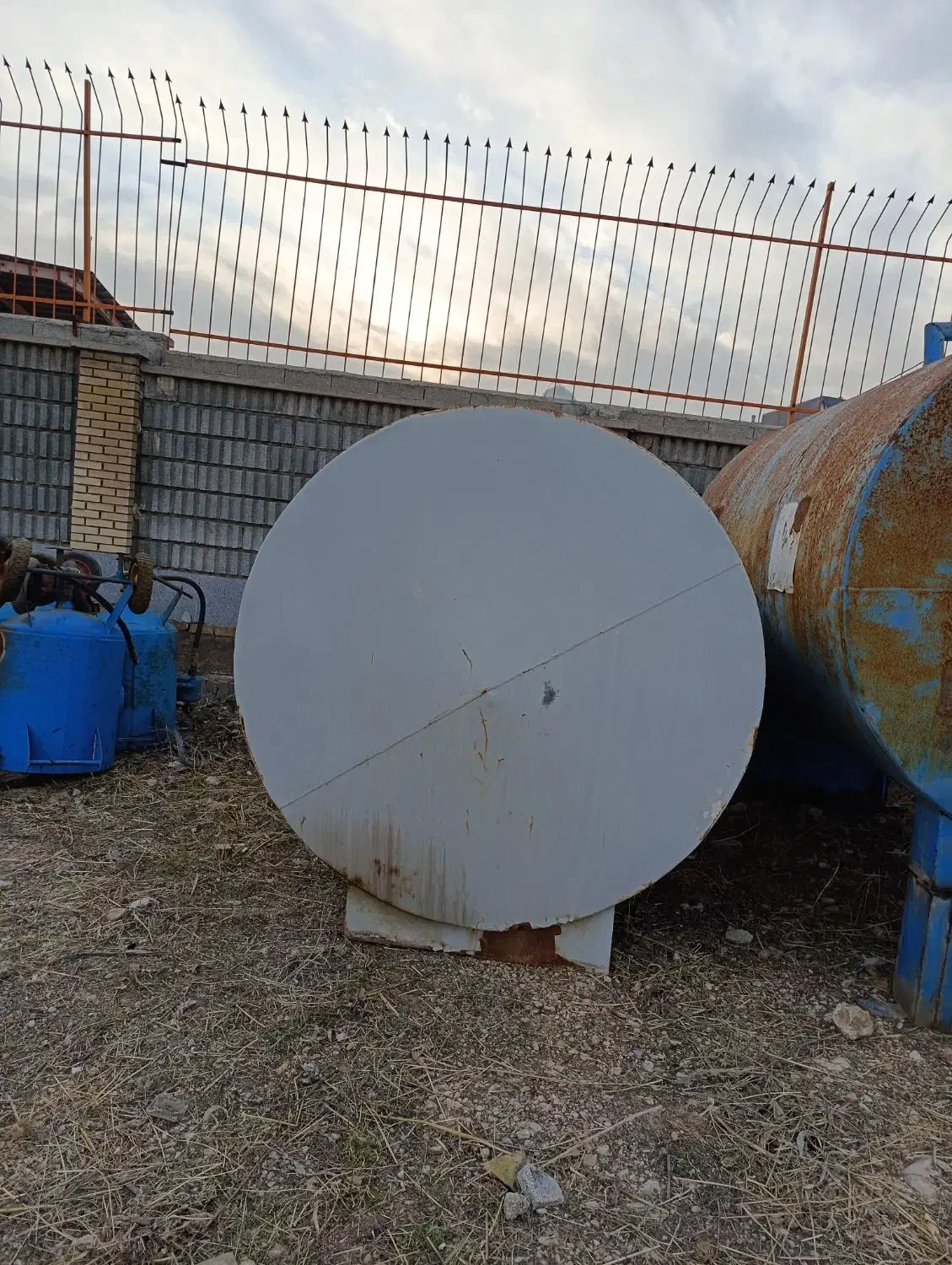 سه عدد مخزن و تانکر فلزی|ماشینآلات صنعتی|شیراز, گچی|دیوار