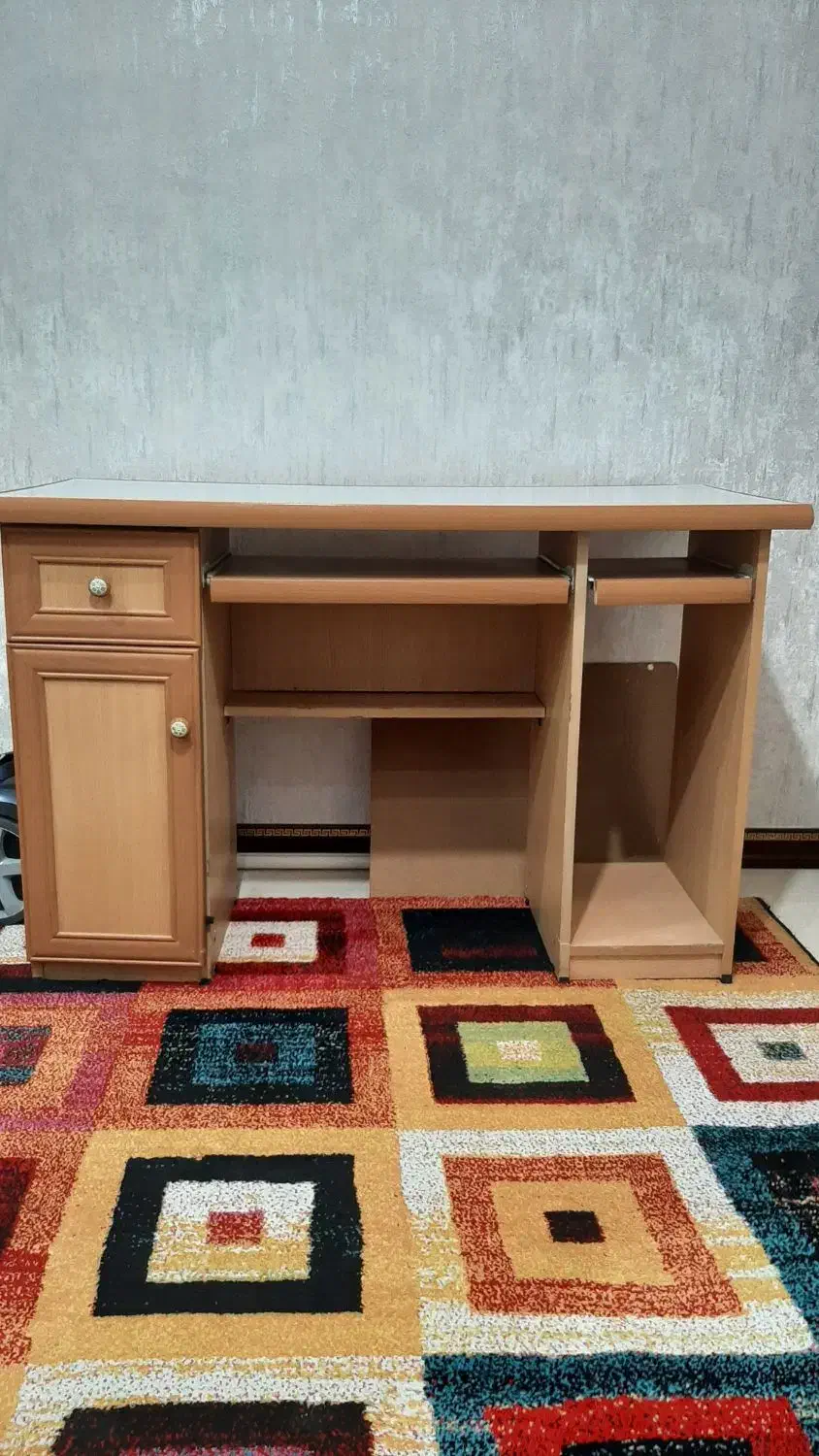 میز کامپیوتر و یک عدد صندلی|میز تحریر و کامپیوتر|فردیس, قریشی|دیوار