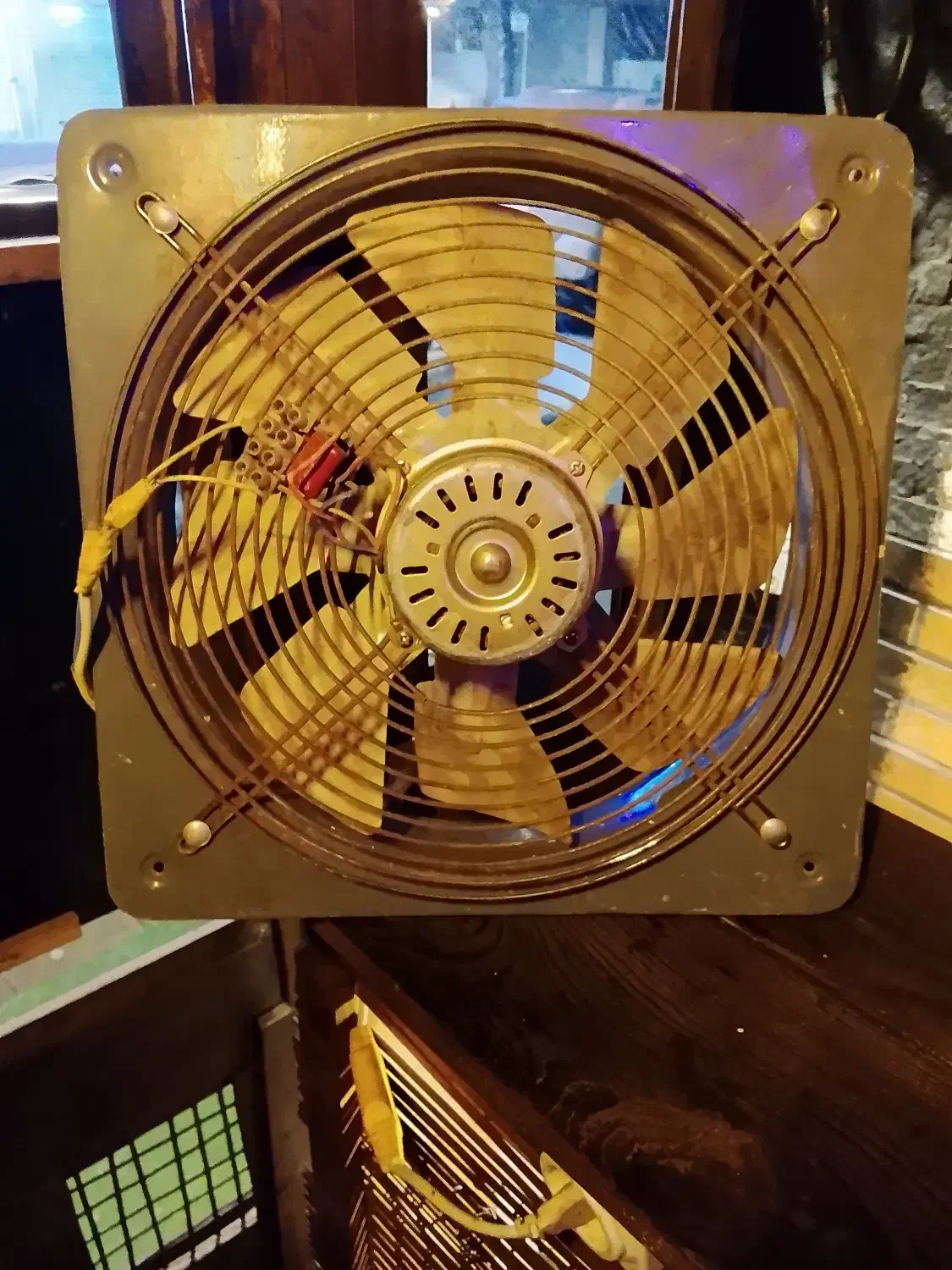 هواکش ۴۰/۴۰ مارک دمنده|پنکه و تصفیه‌کنندهٔ هوا|لاهیجان, کوی خزر|دیوار