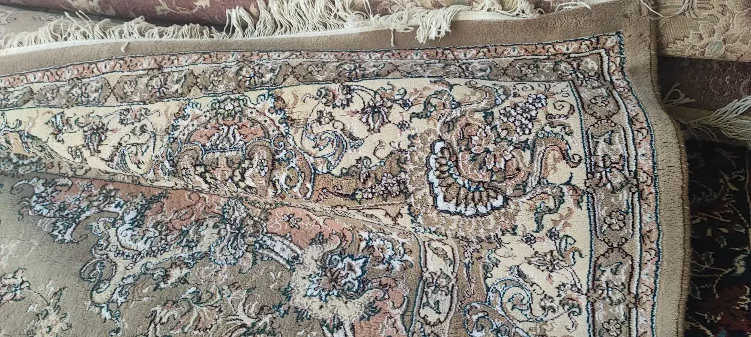 قالی ماشینی تمیز در حد نو رنگ کرمی و گردوی|فرش|نجف‌آباد, شریعتی غربی|دیوار