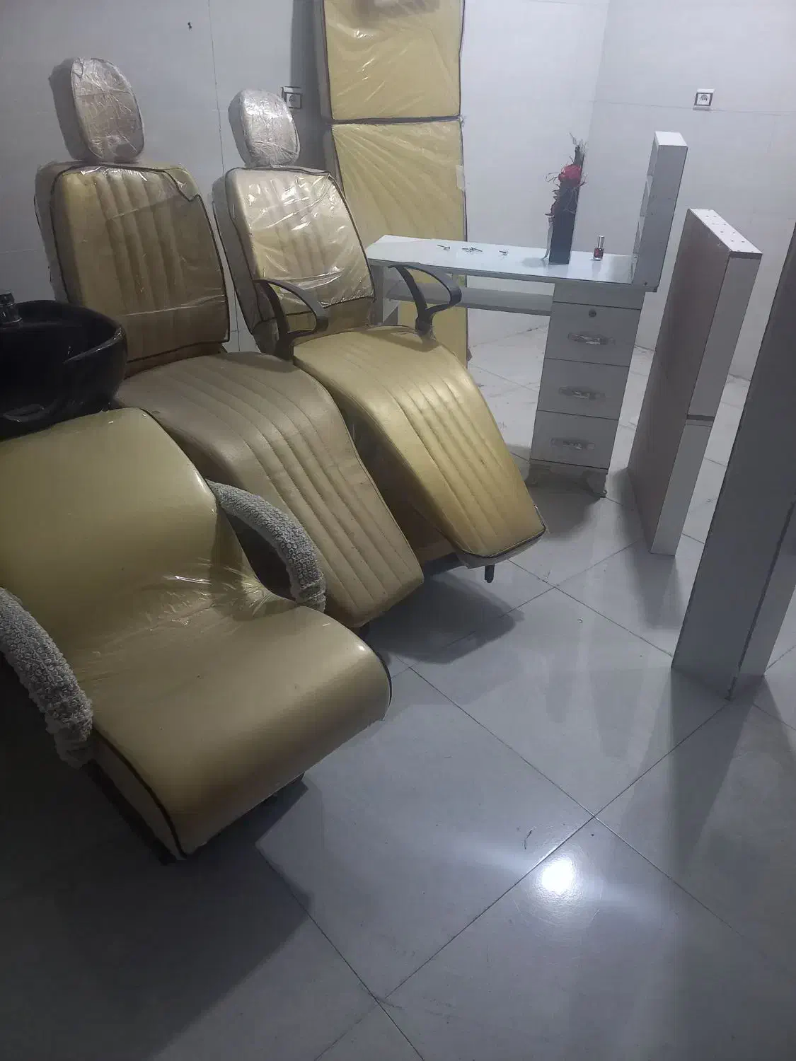 تعدادی وسایل آرایشگاه زنانه فروشی|آرایشگاه و سالن‌های زیبایی|سنندج, |دیوار