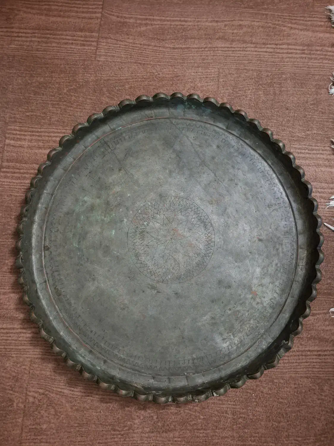 سینی قدیمی مسی حکاکی شده|کلکسیون اشیاء عتیقه|لاهیجان, لیالستان|دیوار