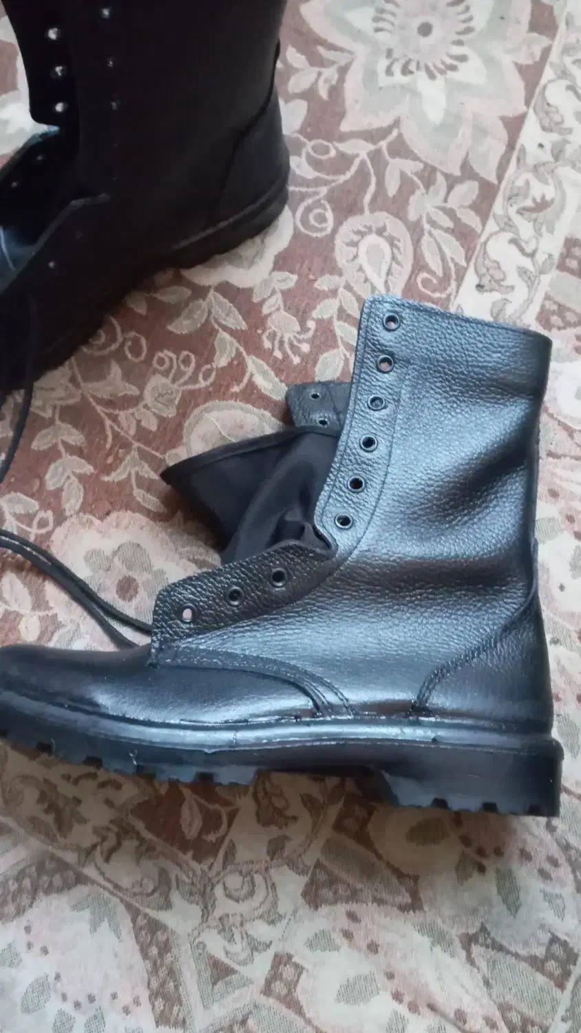 پوتین سربازی نو|کیف، کفش، کمربند|رشت, بازار|دیوار