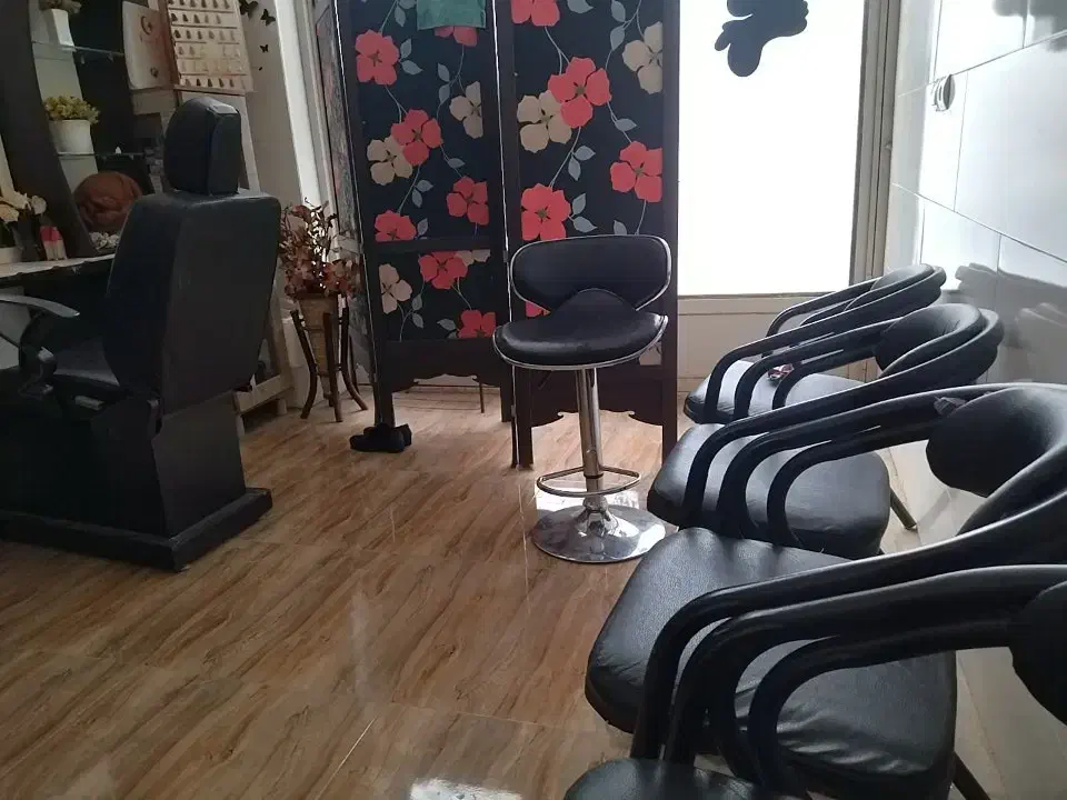 سالن آرایشی با کلیه وسایل آرایشی|آرایشگاه و سالنهای زیبایی|قیدار, |دیوار