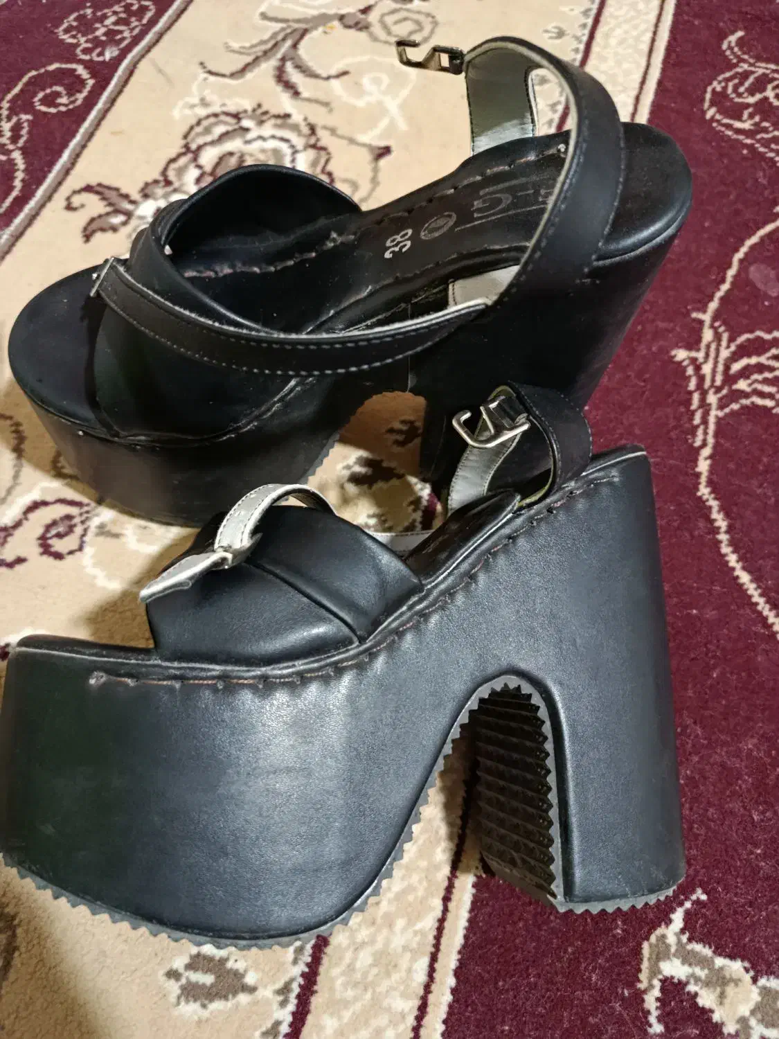 یک جفت صندل پاشنه بلند|کیف، کفش، کمربند|یاسوج, |دیوار