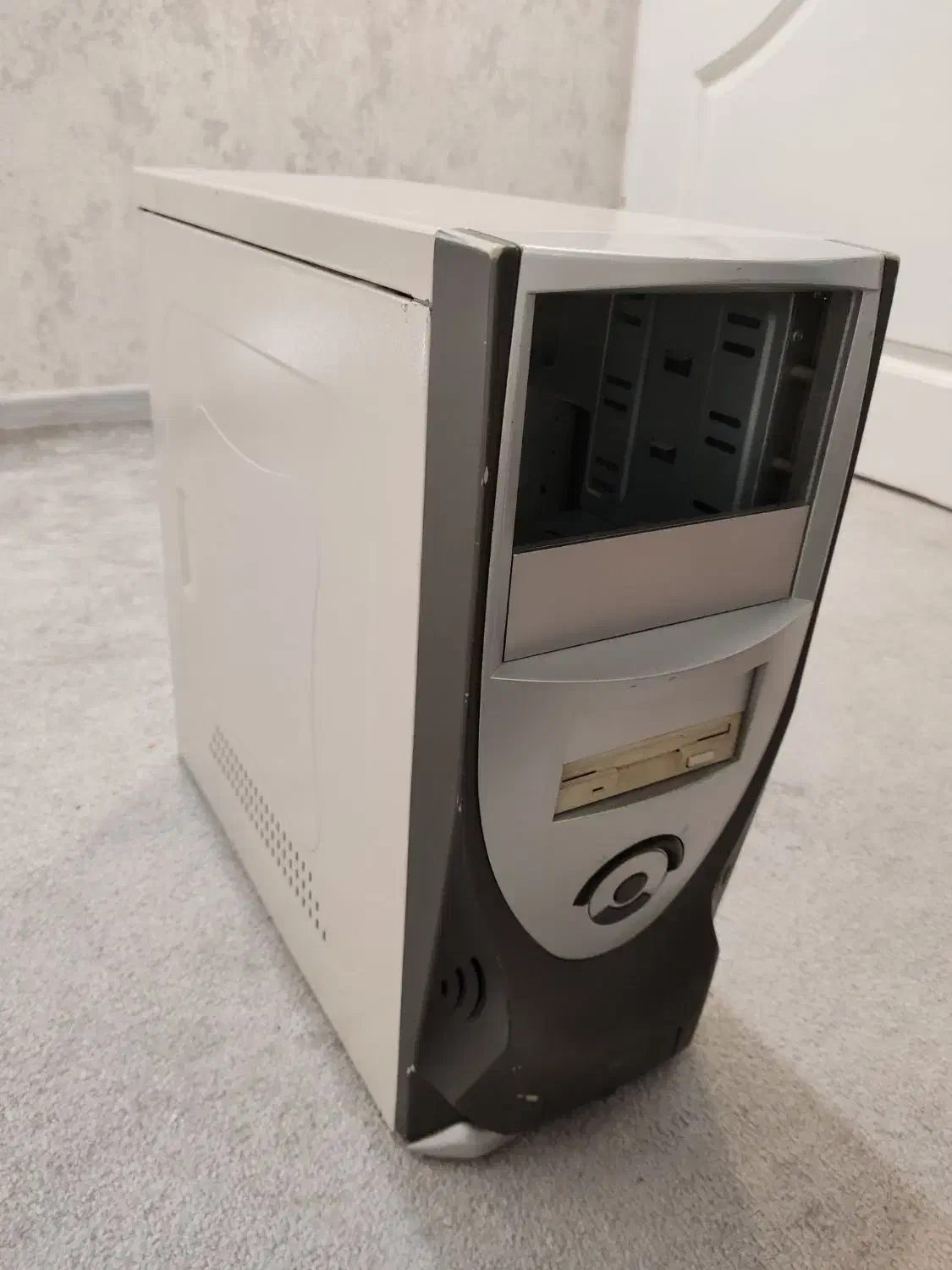 پوسته کیس سفید قدیمی تمیز|قطعات و لوازم جانبی رایانه|اصفهان, وحید|دیوار