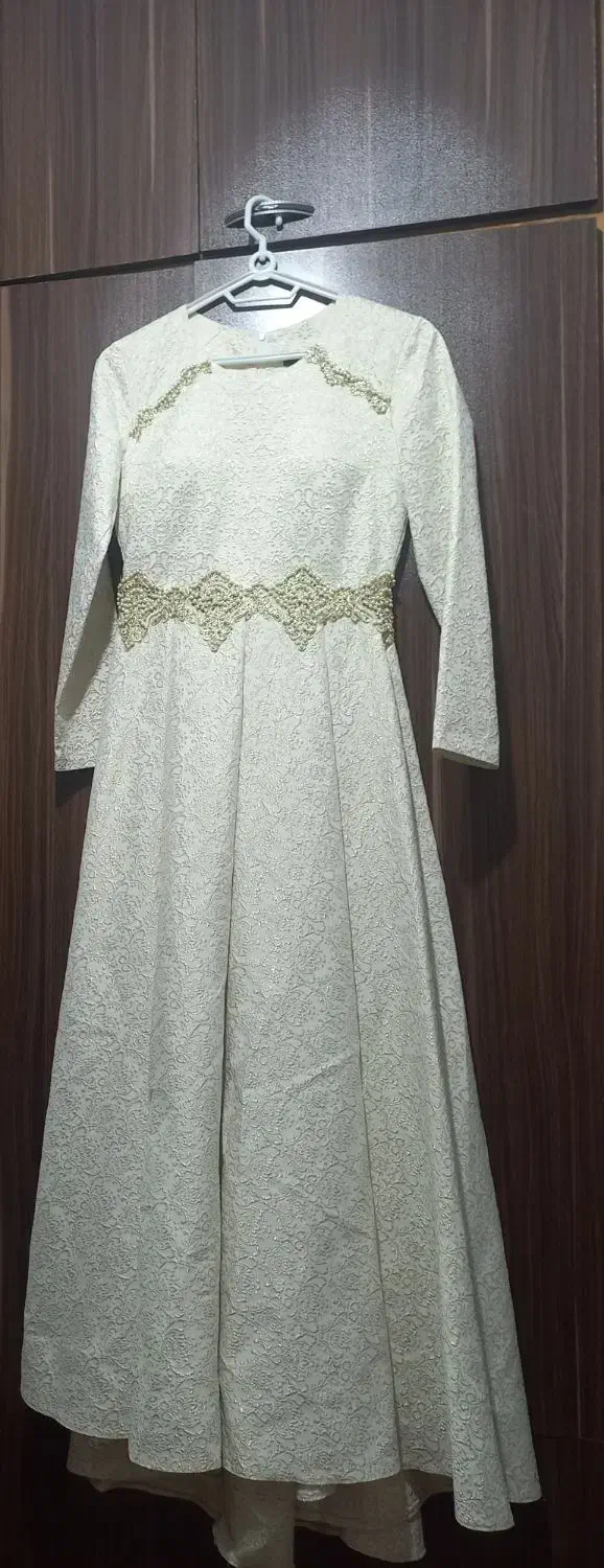 لباس مجلسی|لباس|صومعه‌سرا, |دیوار