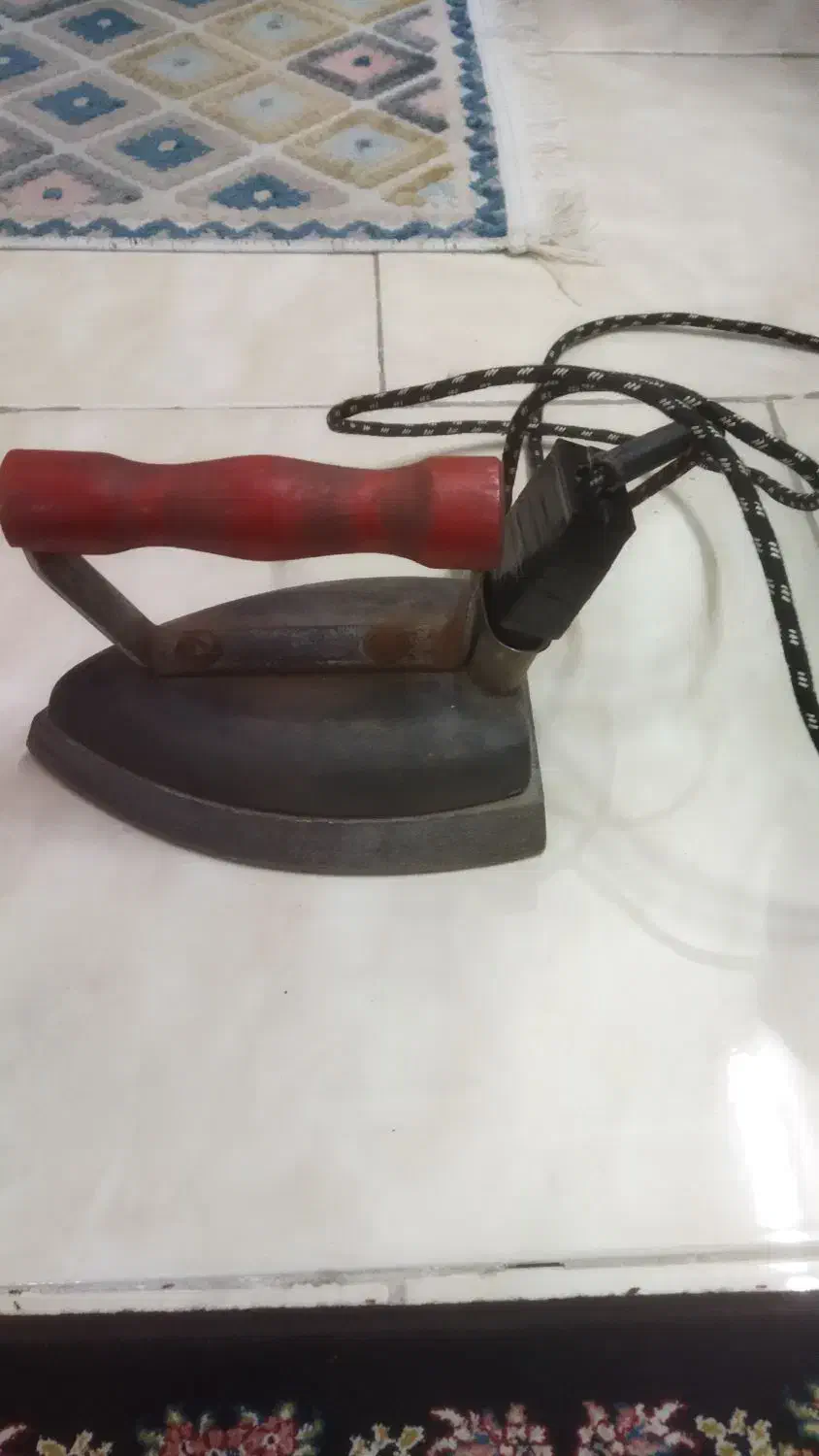 اتو عتیقه|کلکسیون اشیاء عتیقه|اصفهان, خانه اصفهان|دیوار