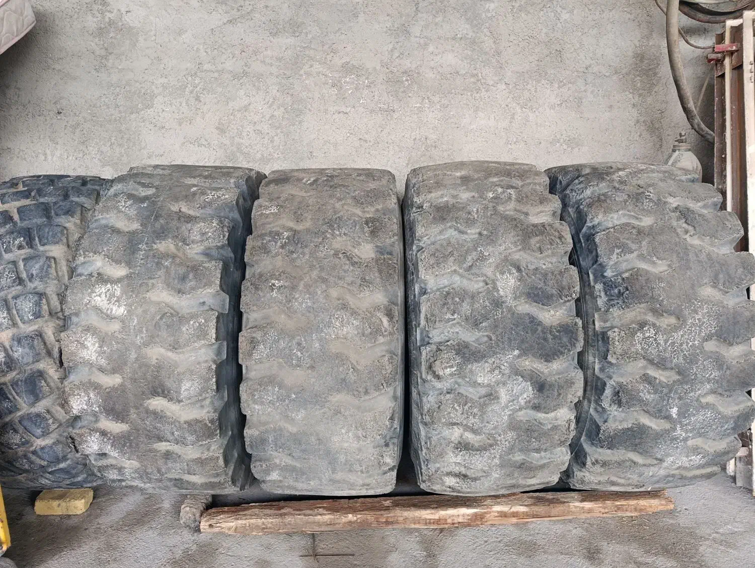 لاستیک لودر 23.5. 25|قطعات یدکی و لوازم جانبی|محمدیه-قزوین, |دیوار