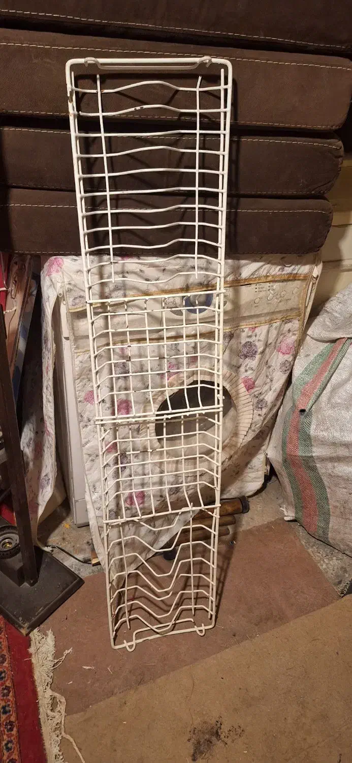 تعدادی قفسه و آویز ومتن اگهی|کتابخانه، شلف، قفسه‌های دیواری|کرمان, |دیوار