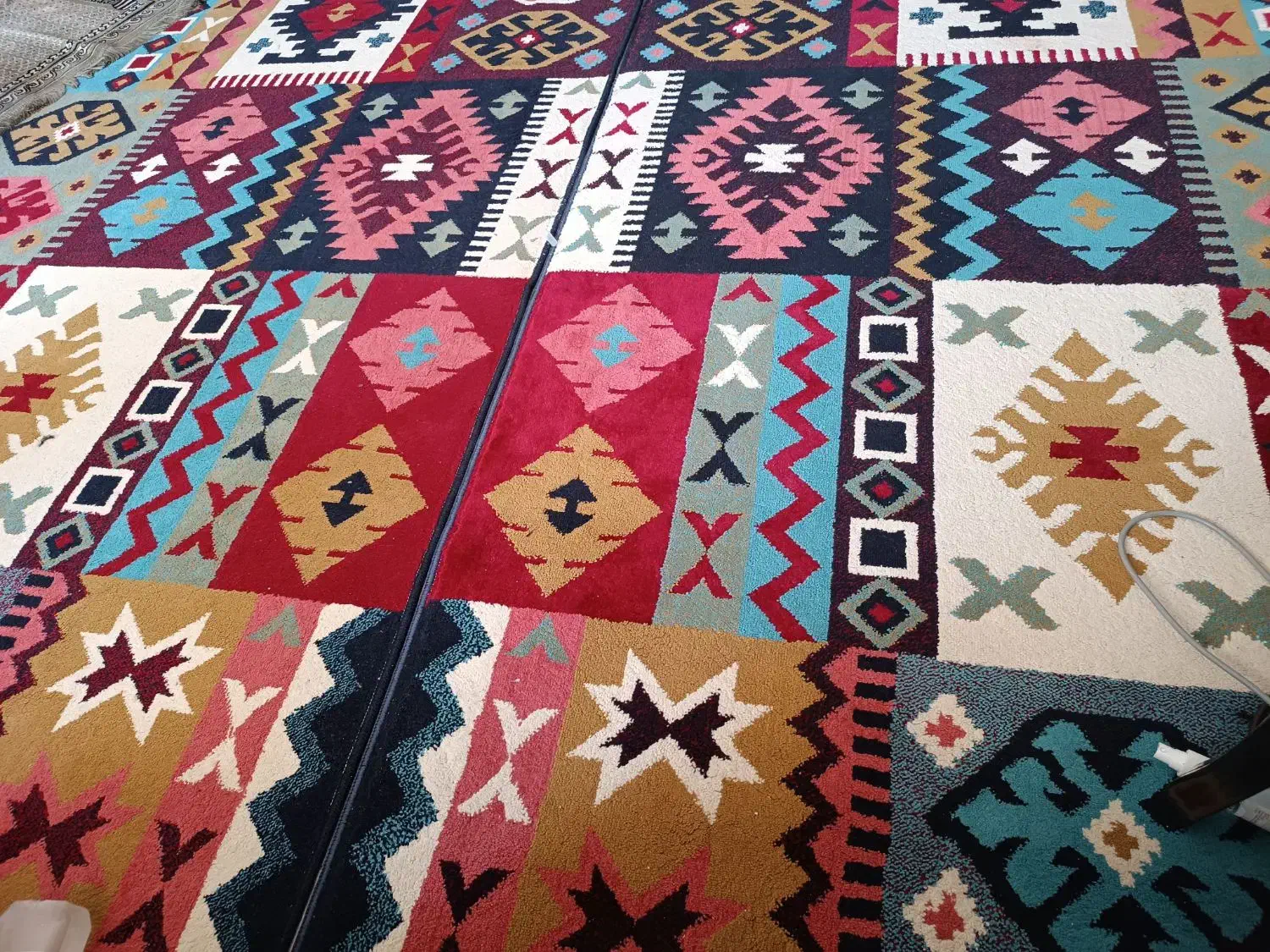 فرش 9متری و کنار تمیز در حد نو|فرش|صدرا-فارس, فاز ۲|دیوار