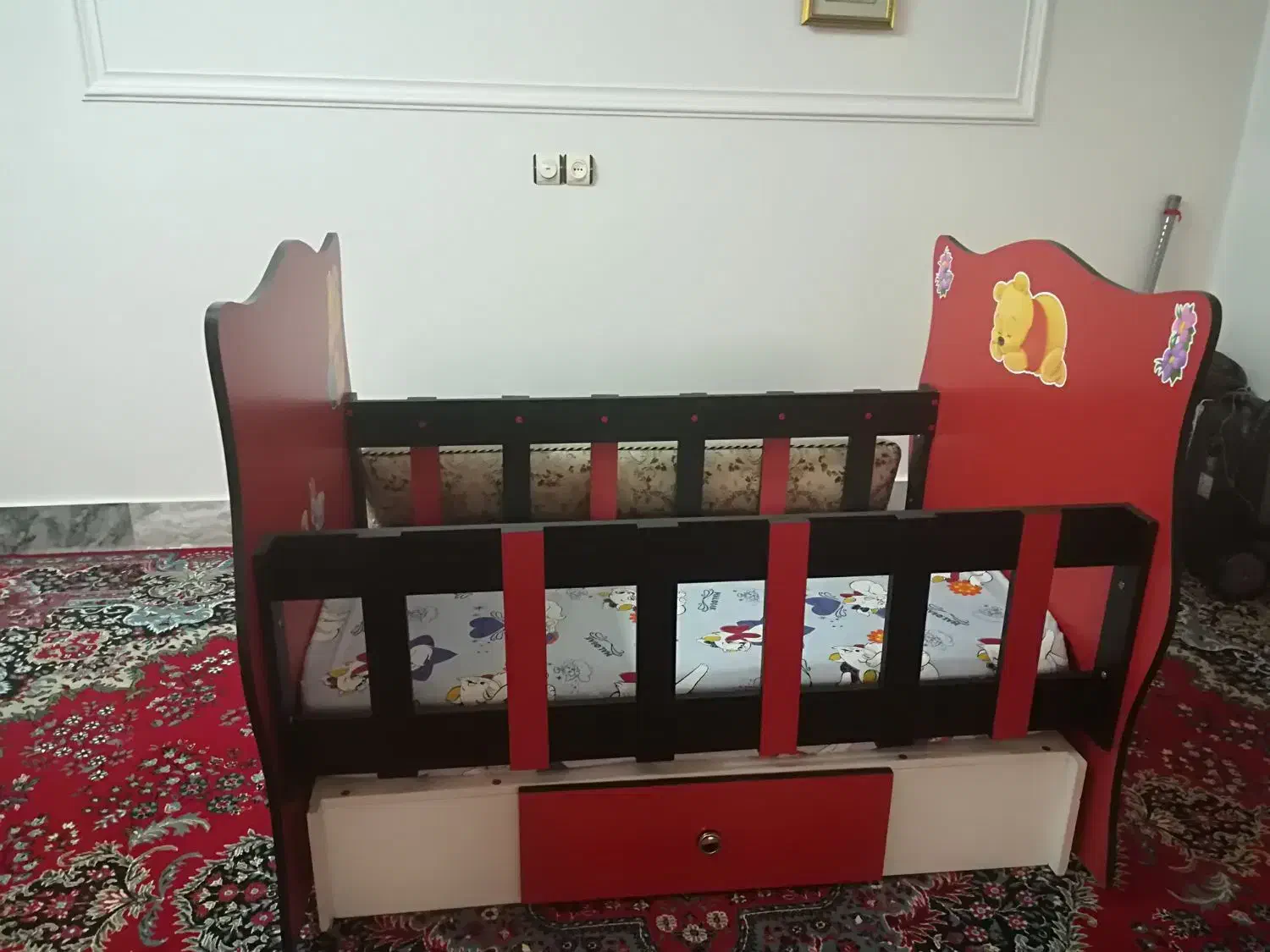 تخت خواب نوزاد همراه با تشک|اسباب و اثاث بچه|خرم‌آباد, |دیوار