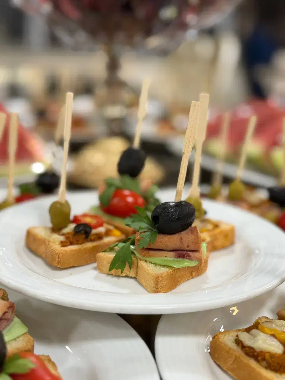 استخدام در هتل|استخدام خدمات فروشگاه و رستوران|بروجن, |دیوار