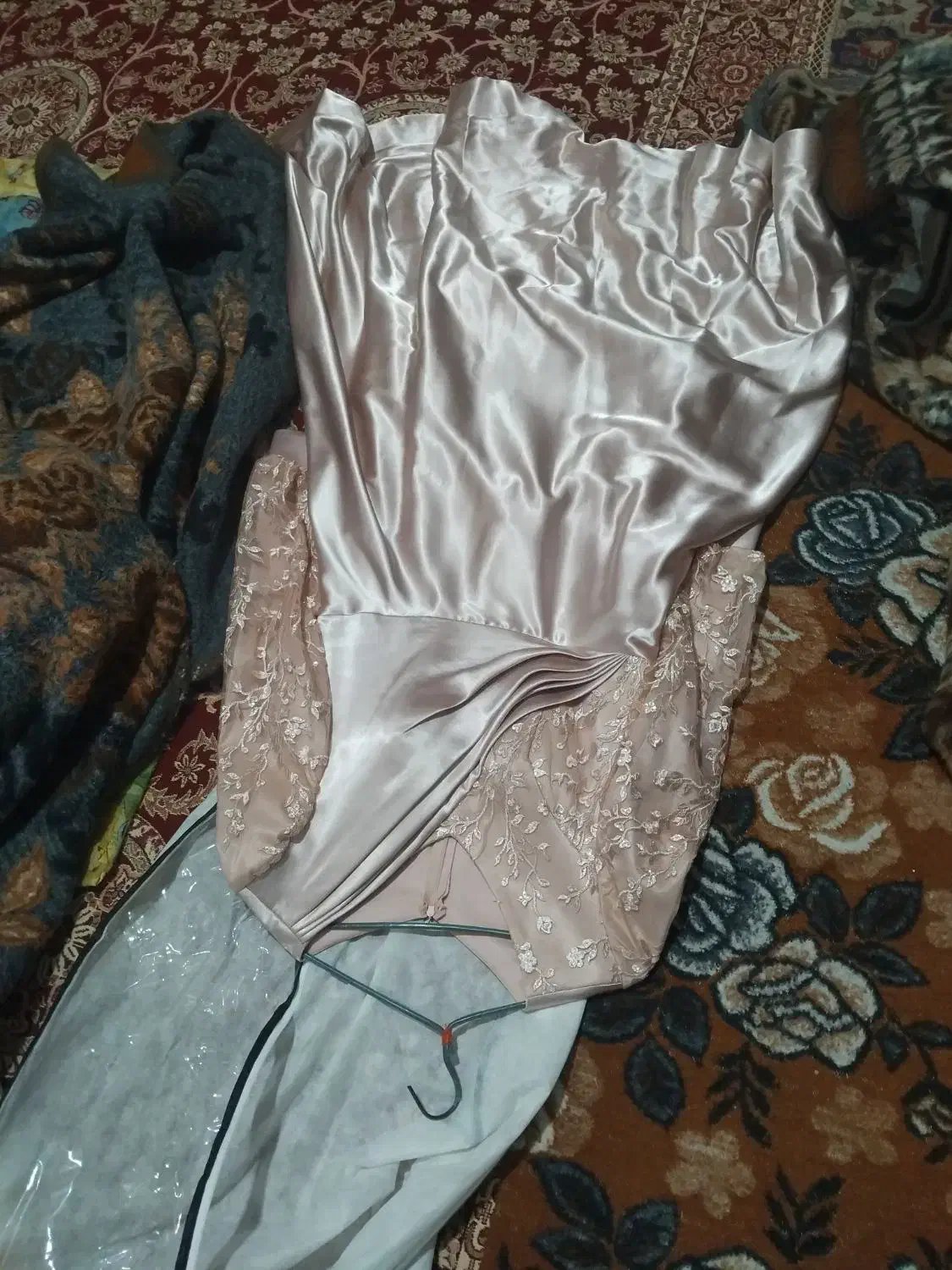 یک عدد لباس مجلسی|لباس|آذرشهر, |دیوار