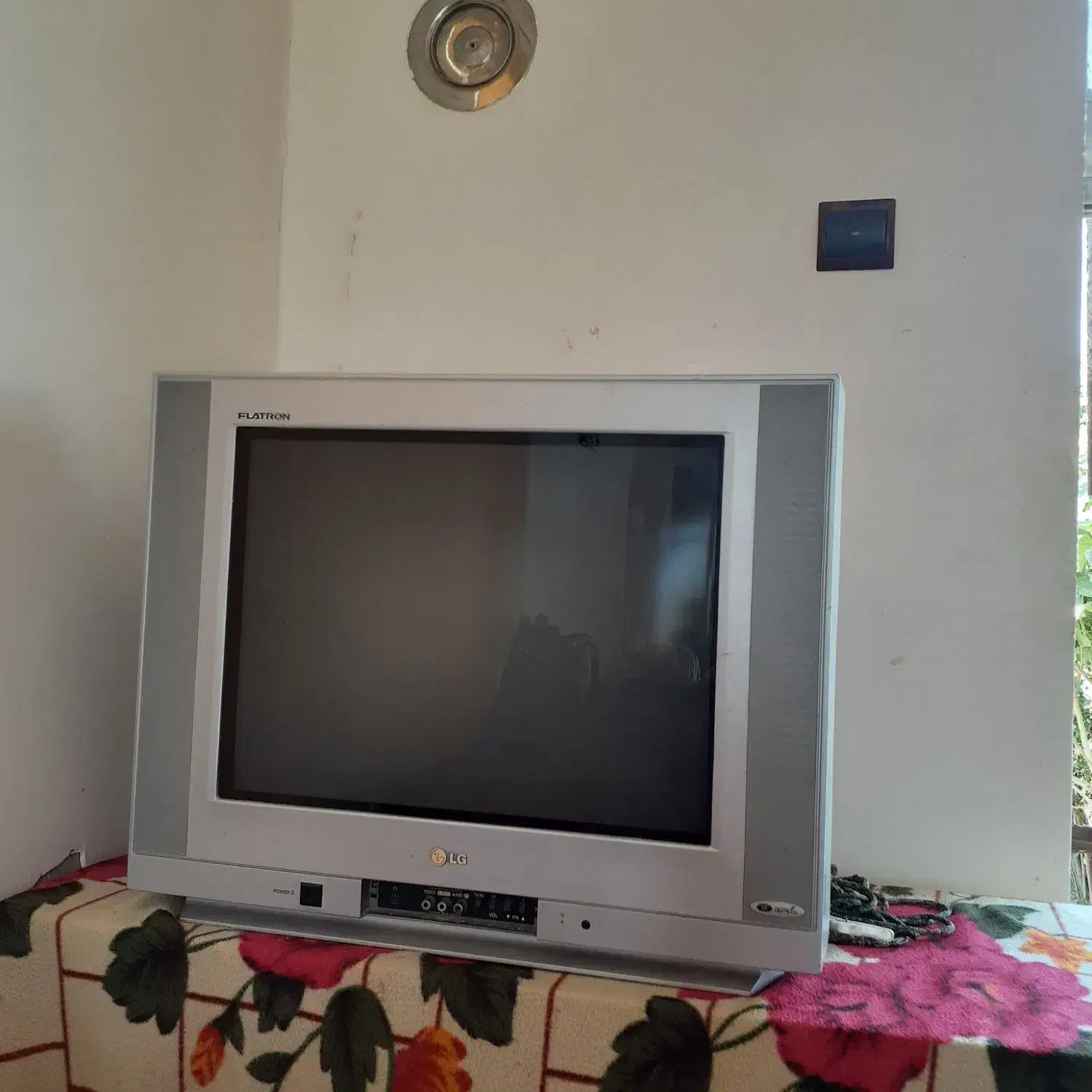 تلویزیون ۲۱اینچ|تلویزیون و پروژکتور|آق قلا, |دیوار