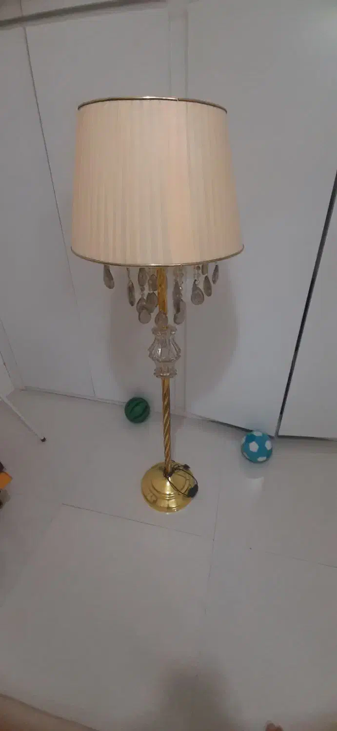 آباژور کنارسالنی طلایی|چراغ خواب و آباژور|مشهد, الهیه|دیوار