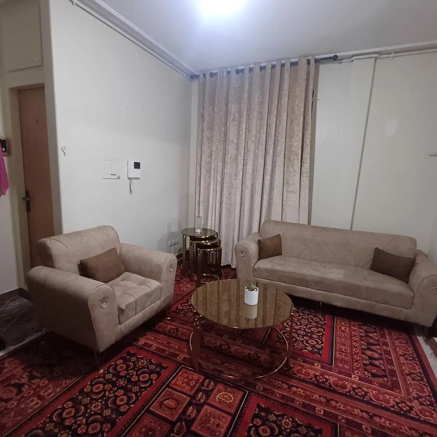 مبلمان ۵ نفره همراه با میز پذیرایی و ۳ تا عسلی|مبلمان خانگی و میز عسلی|تهران, هفت چنار|دیوار