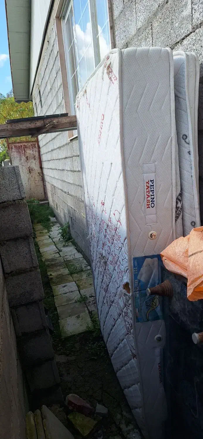 تخت به همراه تشک (یکنفره سایزبزرگ)|تخت و سرویس خواب|بندر انزلی, لیچارگی حسن رود|دیوار