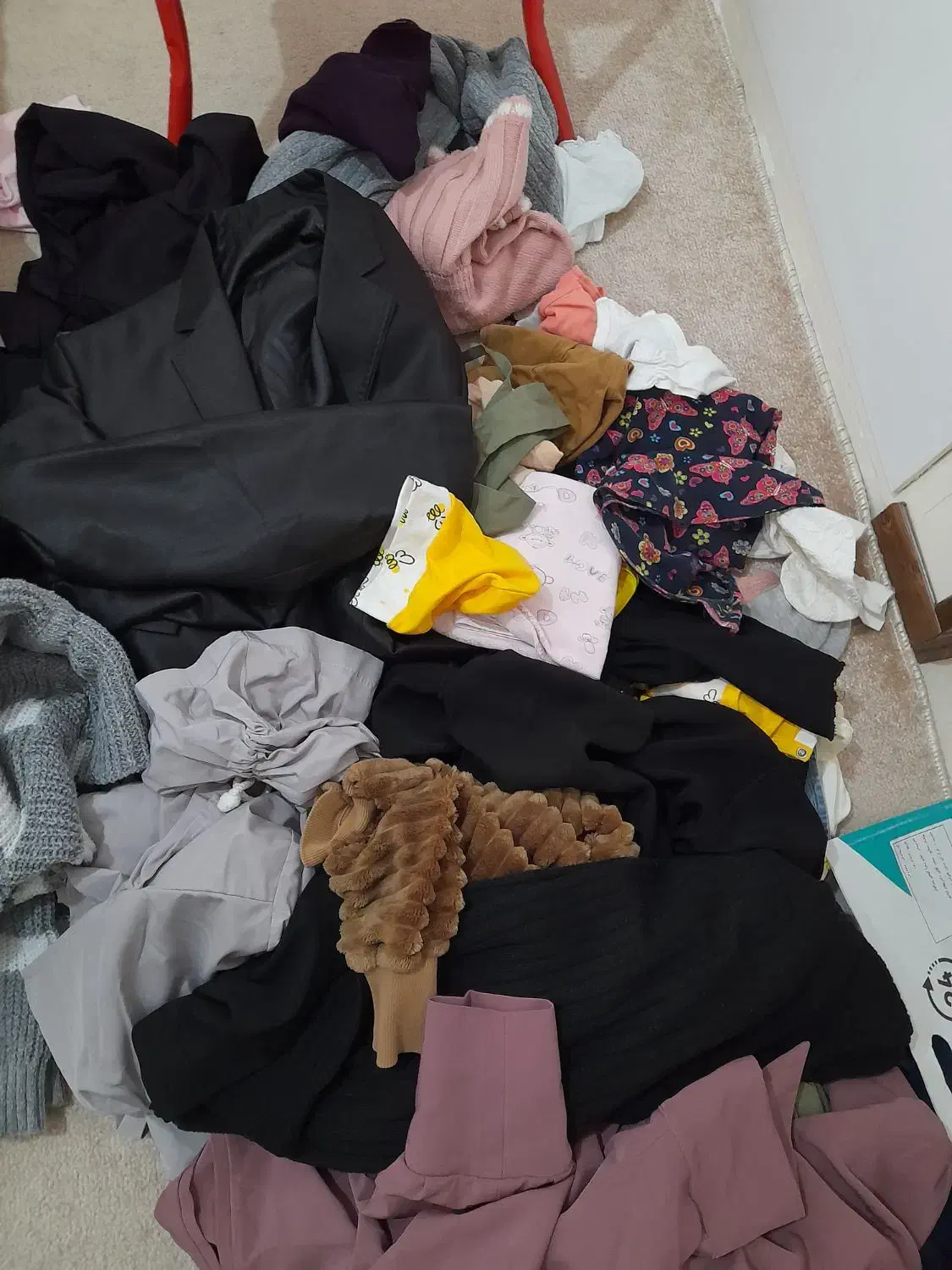 تعداد زیادی لباس حراج|لباس|فردیس, منظریه|دیوار