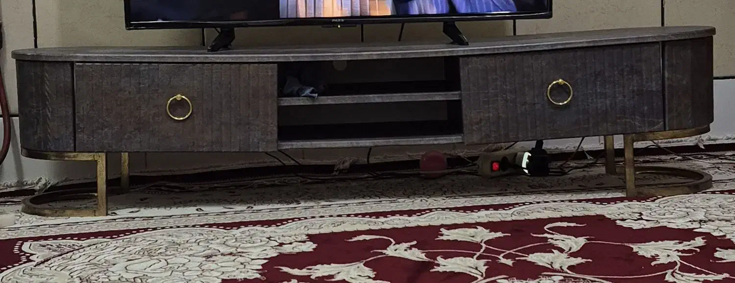 میز تی وی|میز تلویزیون|باغ بهادران, |دیوار