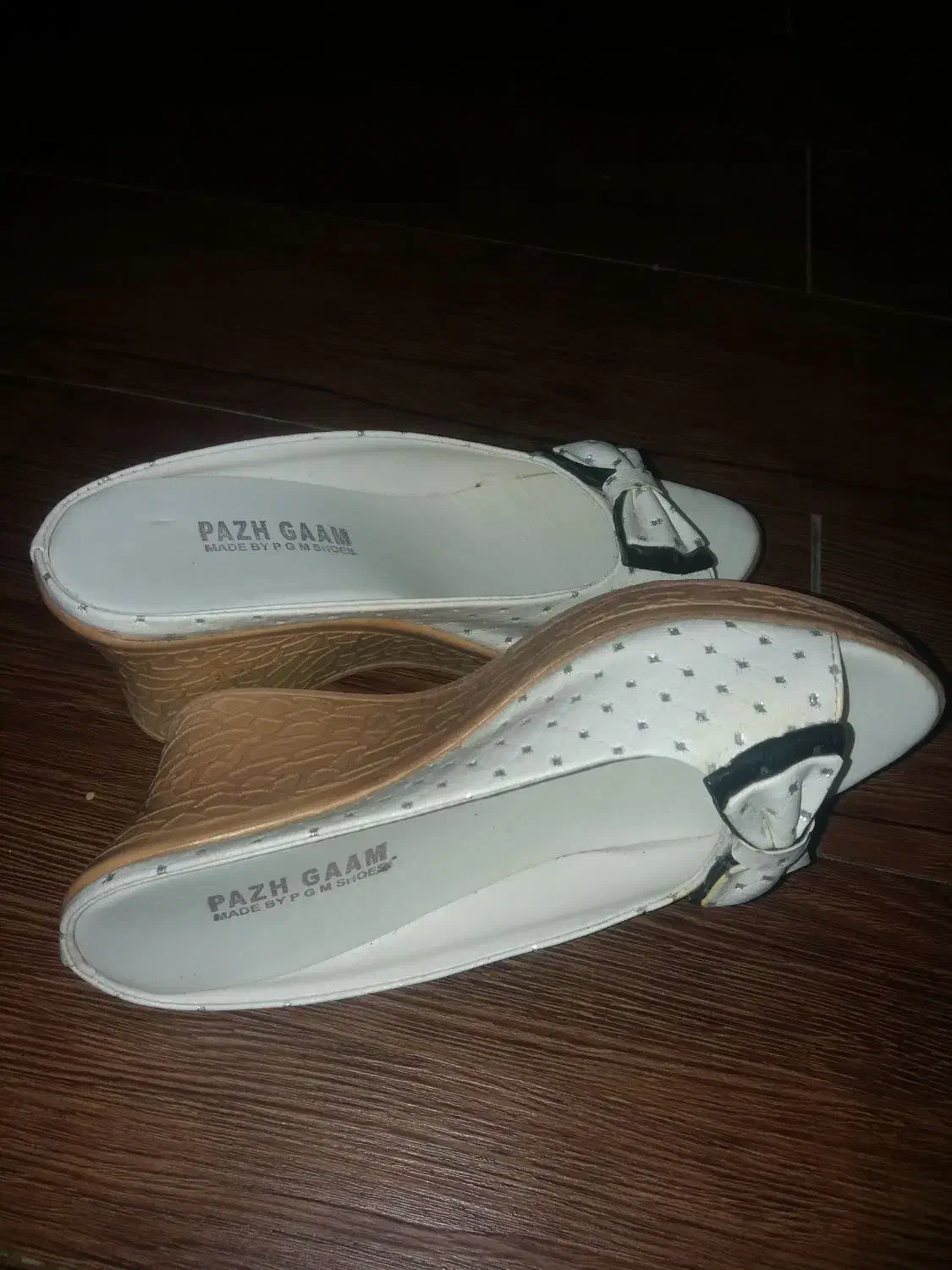 دمپایی سفید|کیف، کفش، کمربند|فردیس, نگارستان|دیوار