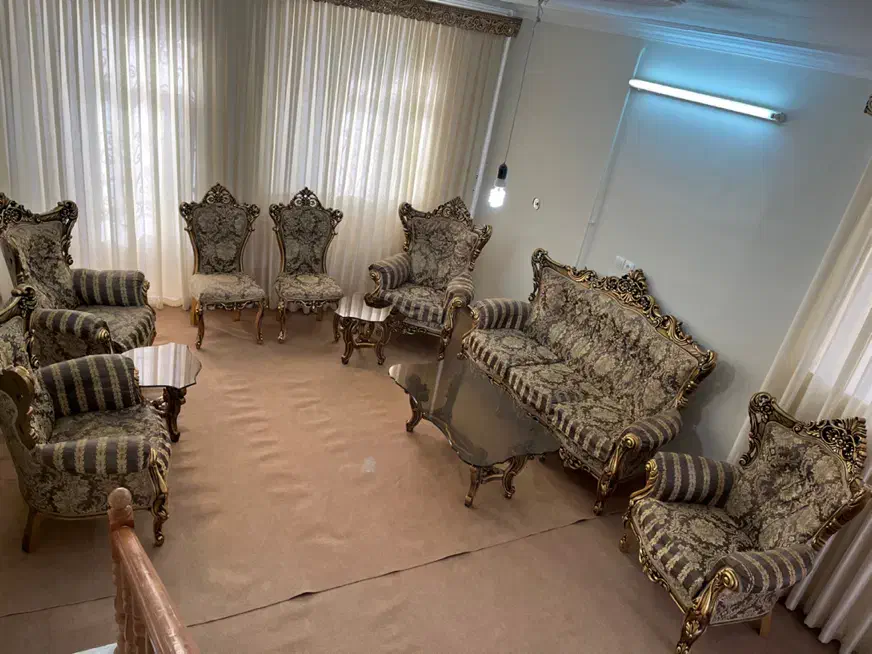 مبلمان نه نفره چوب گردو تر و تمیز و مرتب با عسلی|مبلمان خانگی و میز عسلی|زنجان, |دیوار