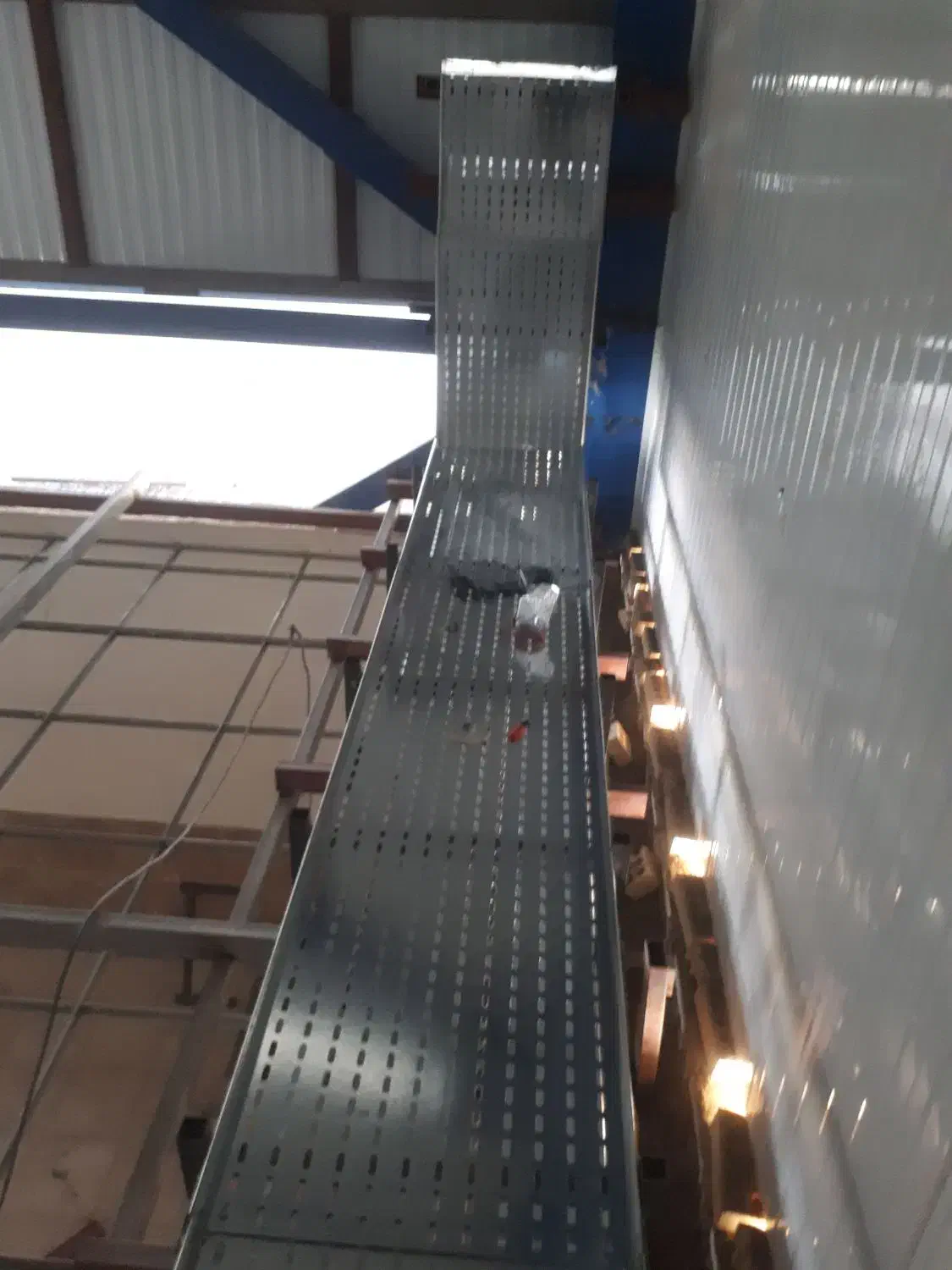 سیم کشی و برق کاری ساختمان و اداره ها|خدمات پیشه و مهارت|ارومیه, |دیوار