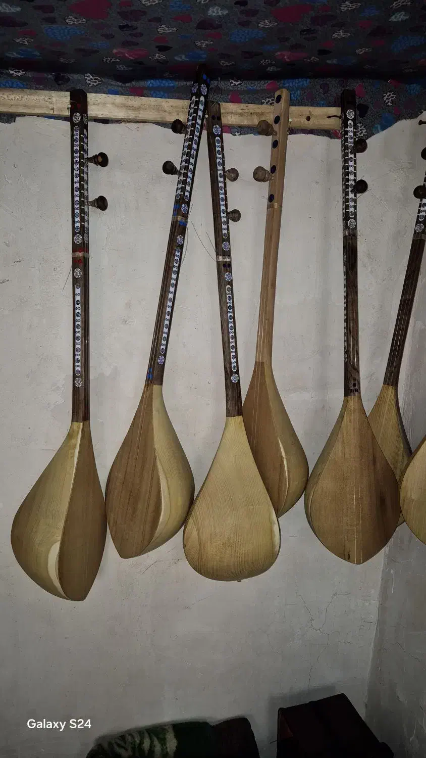 دوتار دمبوره|سازهای سنتی|قم, بیست متری ولیعصر|دیوار