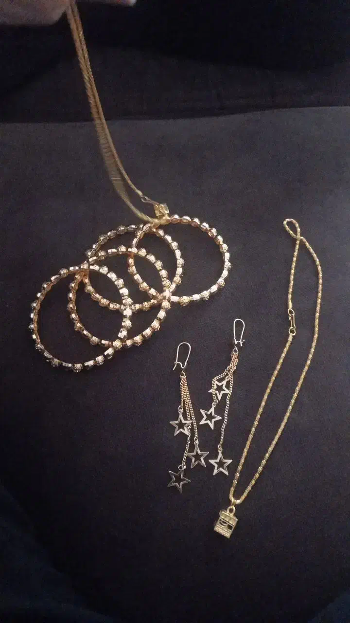 بدلیجات|بدلیجات|کبودرآهنگ, |دیوار