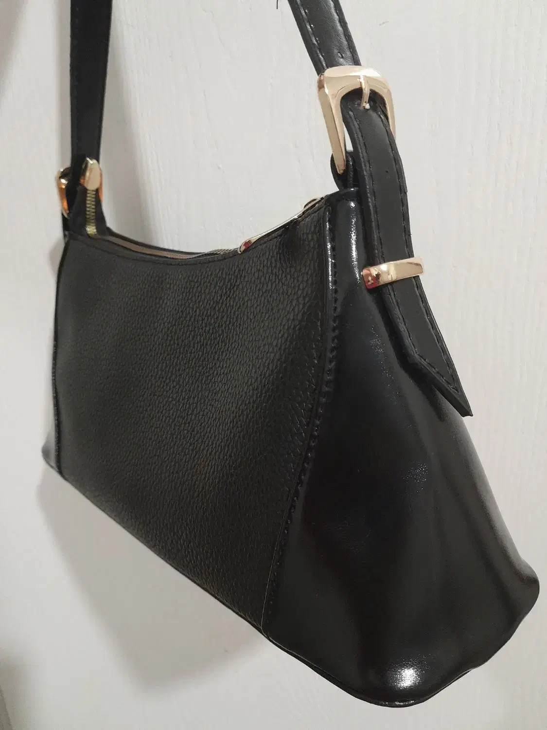 کیف دوشی زنانه|کیف، کفش، کمربند|قم, قلعه یزدیها|دیوار