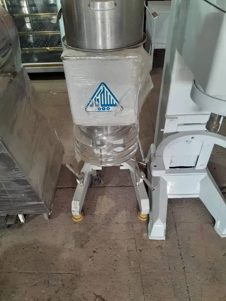 نیازمند کارگرساده برای قنادی برای خمیرگیری|استخدام خدمات فروشگاه و رستوران|کازرون, |دیوار