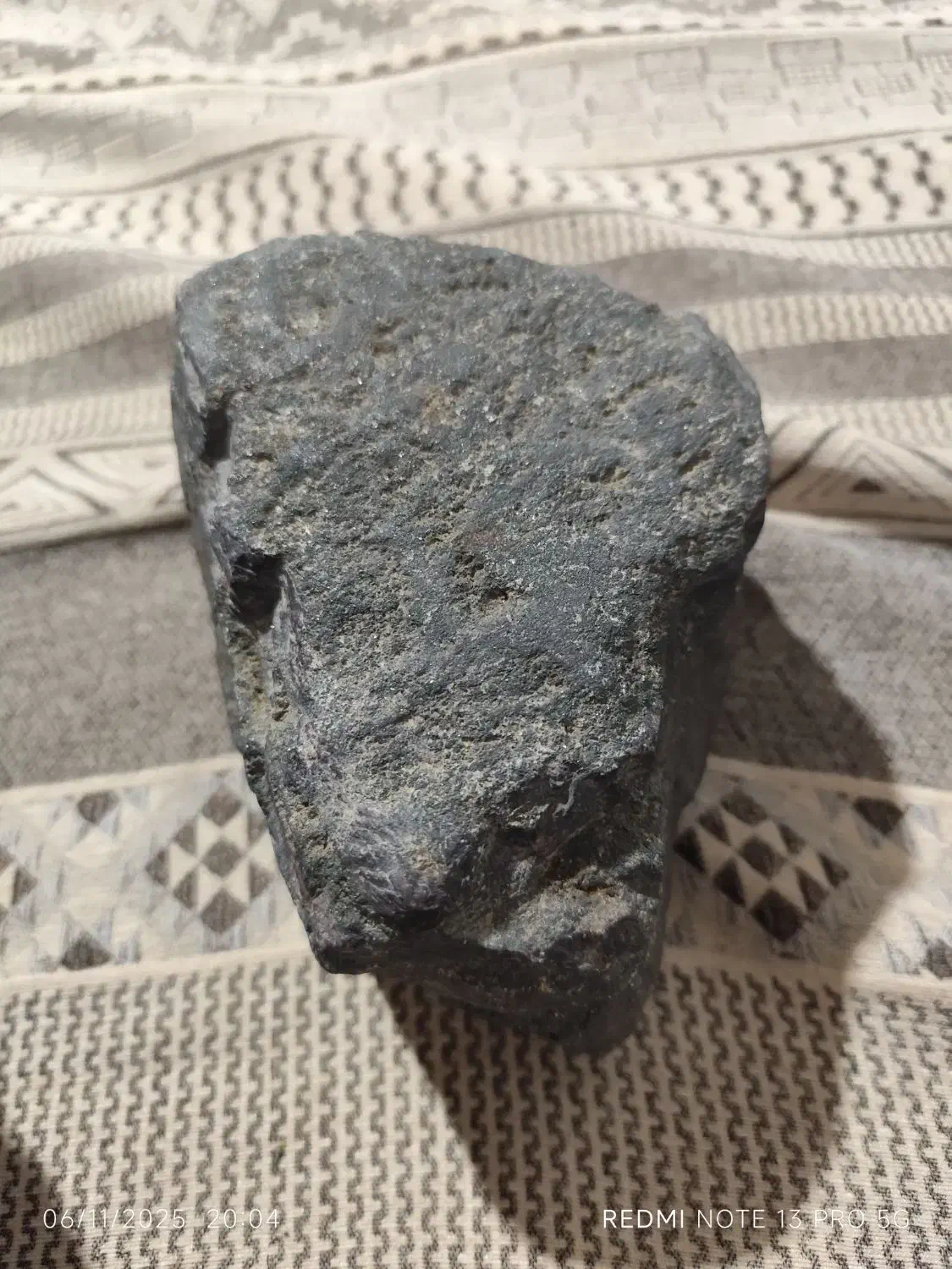 سنگ مشکوک به شهاب سنگ با چگالی بالا و جذب مغناطیس|جواهرات|مهاباد (آذربایجان غربی), |دیوار