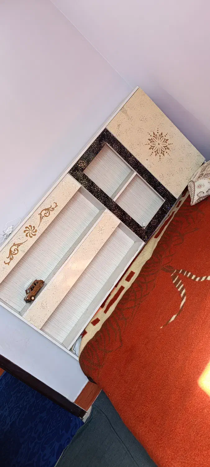 تخت خواب به همراه میز آرایش|تخت و سرویس خواب|قم, پردیسان|دیوار