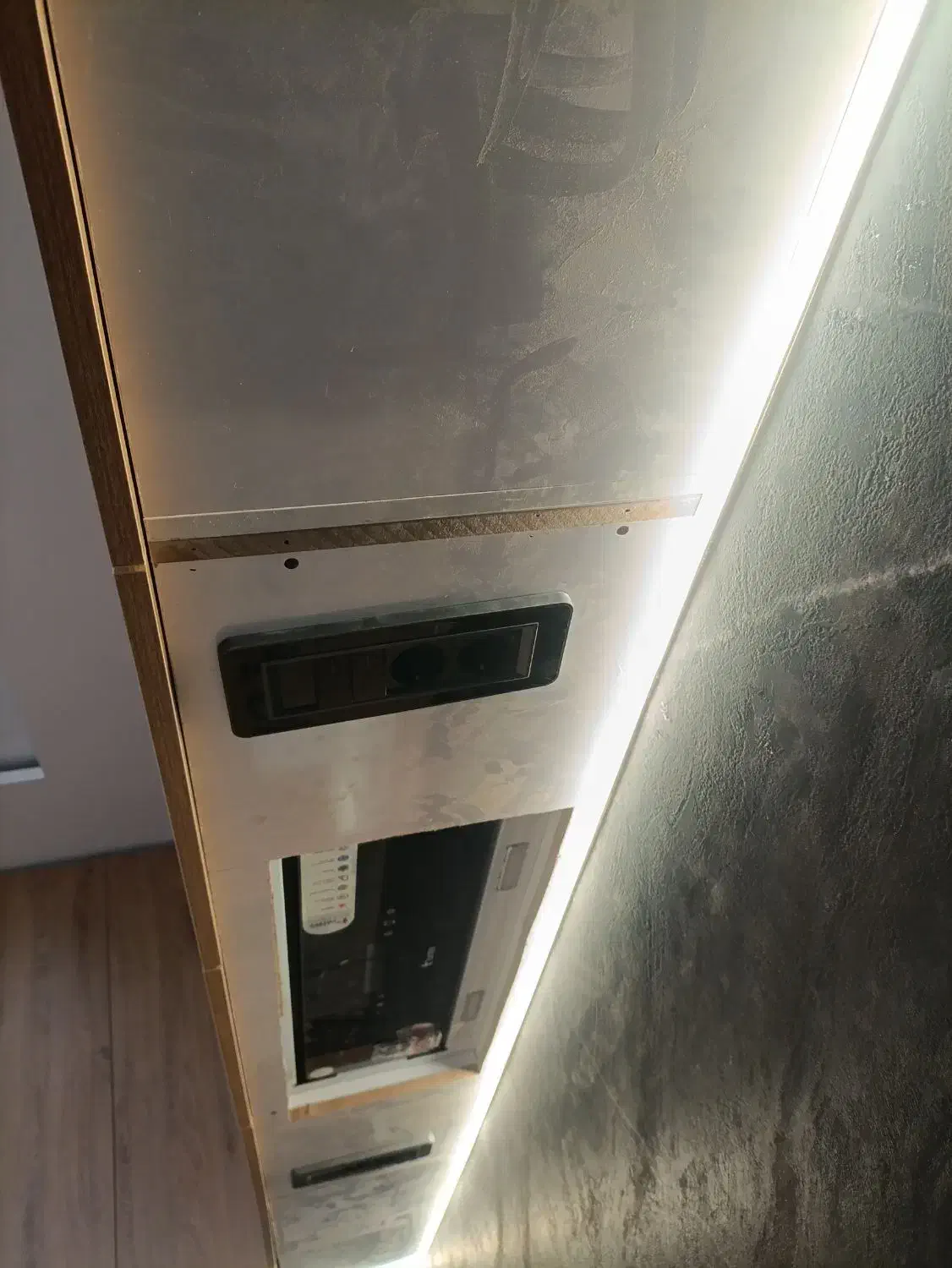 نصب و طراحی لاینر نوری و تزئینات نوری|خدمات پیشه و مهارت|نیشابور, فردوس شمالی|دیوار