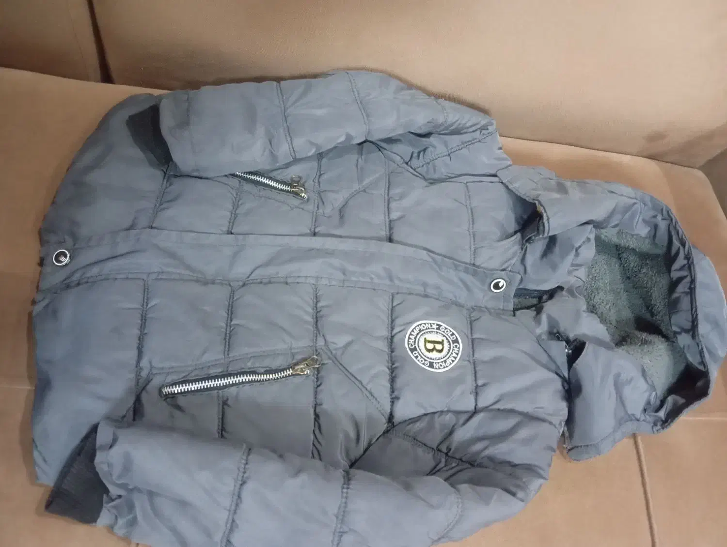 کاپشن بچه گانه|لباس|صدرا-فارس, فاز ۱|دیوار