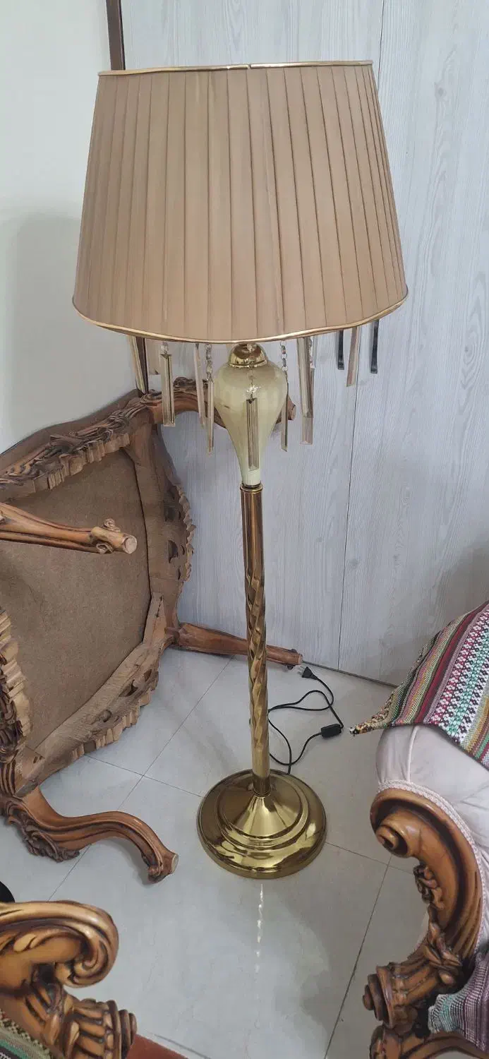 کنار سالنی زیبا|چراغ خواب و آباژور|همدان, |دیوار