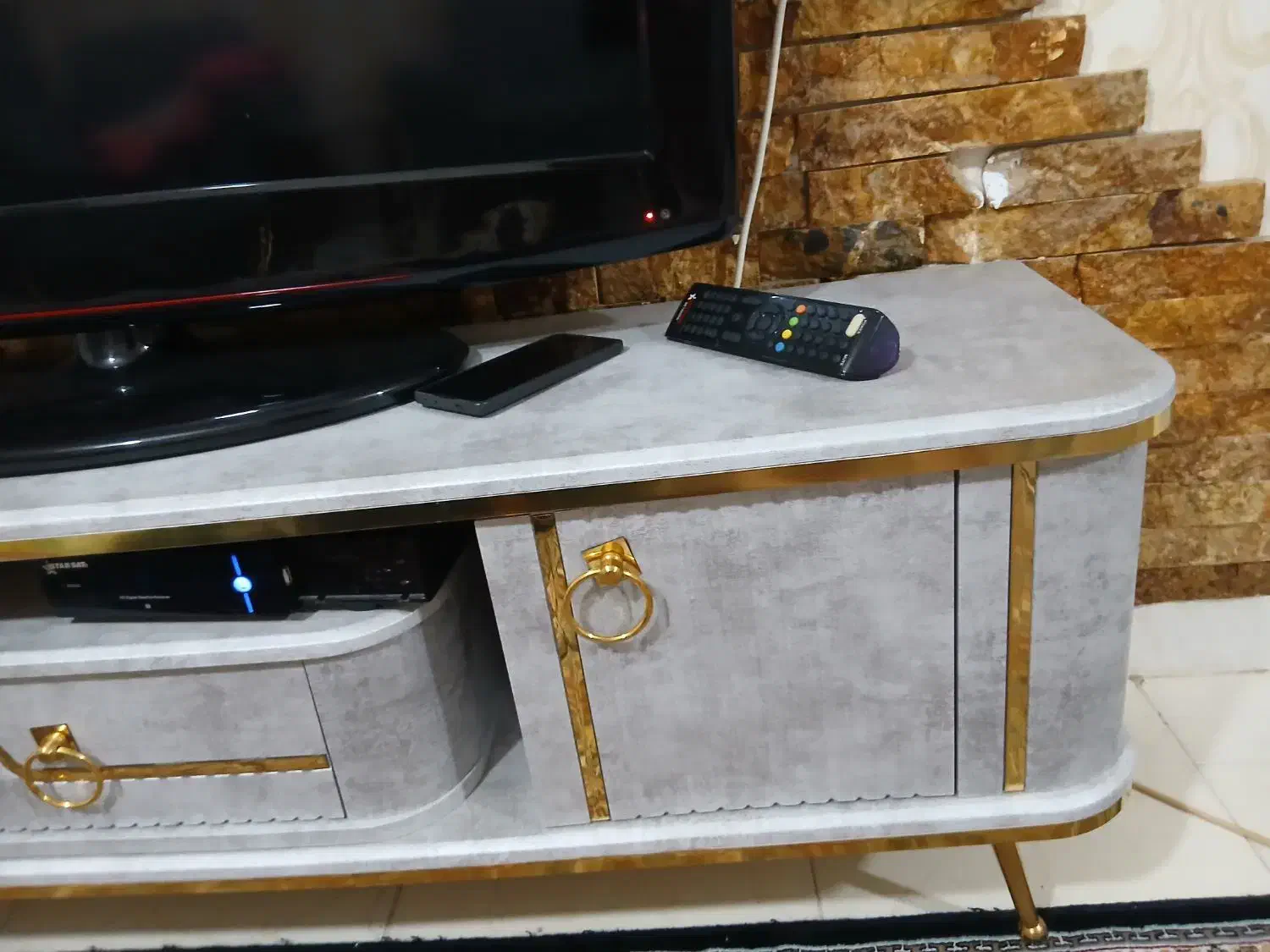 میز تلویزیون در حد نو|میز تلویزیون|بروجرد, |دیوار