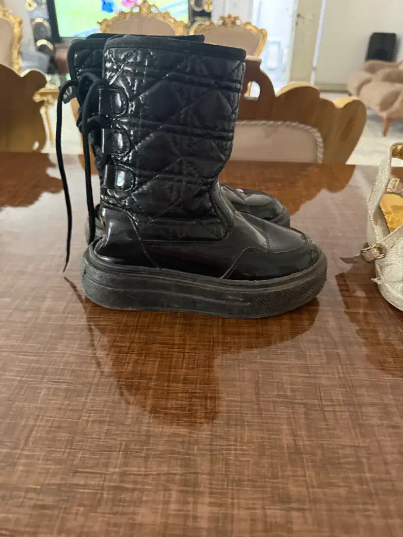 کفش‌ بچگانه|کفش و لباس بچه|قم, امامزاده ابراهیم|دیوار