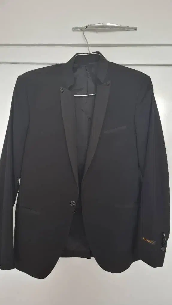 کت و شلوار|لباس|بروجن, |دیوار