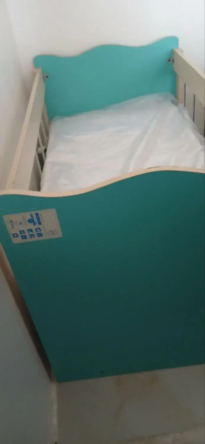 تخت نوزادی بسیار شیک وتمیز|اسباب و اثاث بچه|رباطکریم, الارد|دیوار