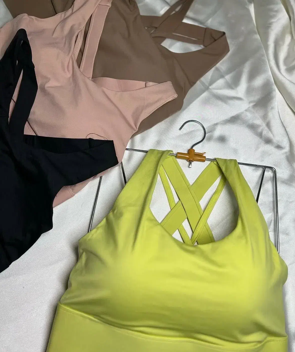 لباس زیر|لباس|رشت, سعدی (تختی)|دیوار